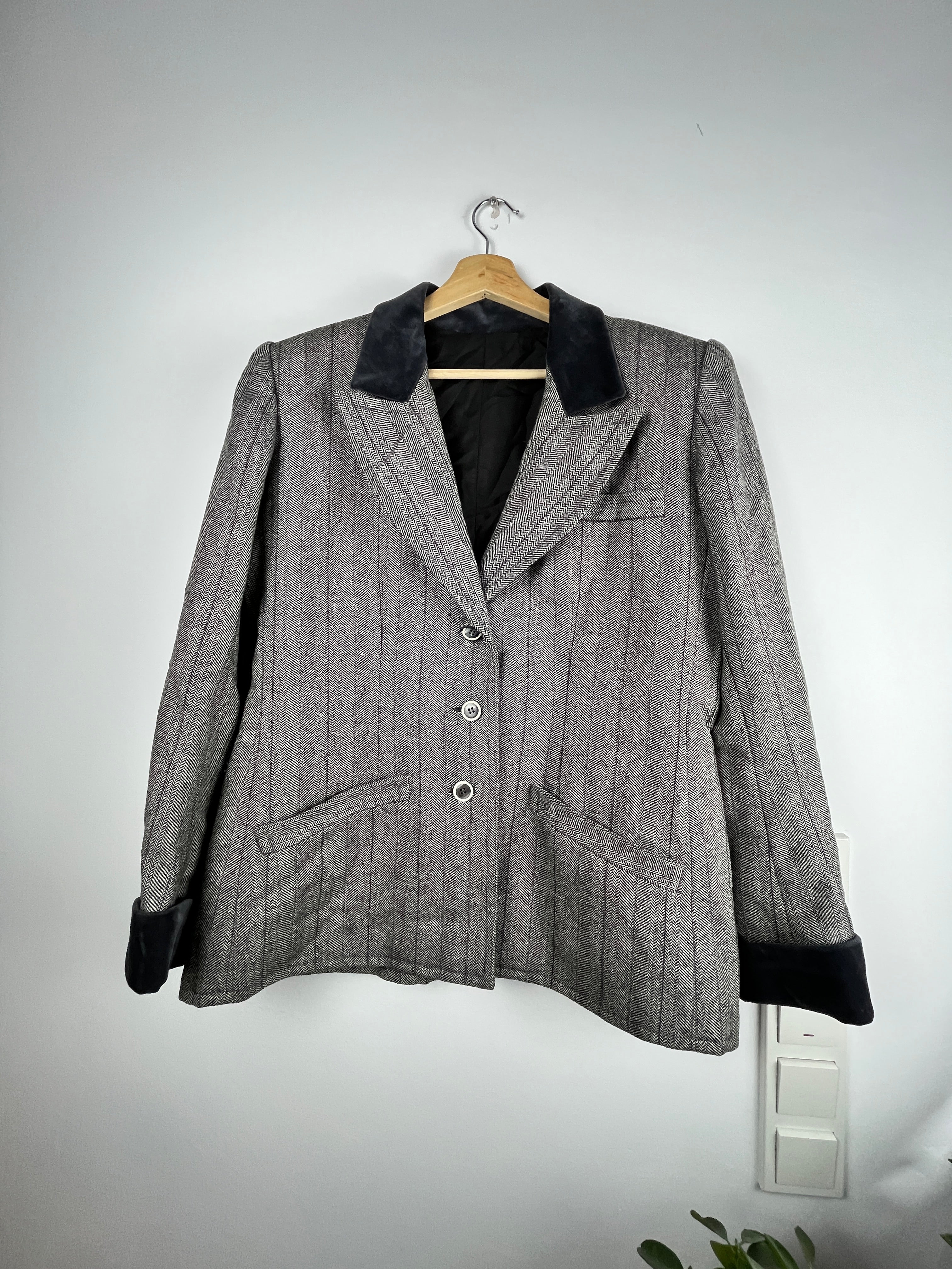 Vintage Herringbone Wool Blazer with Velvet Collar — Size M