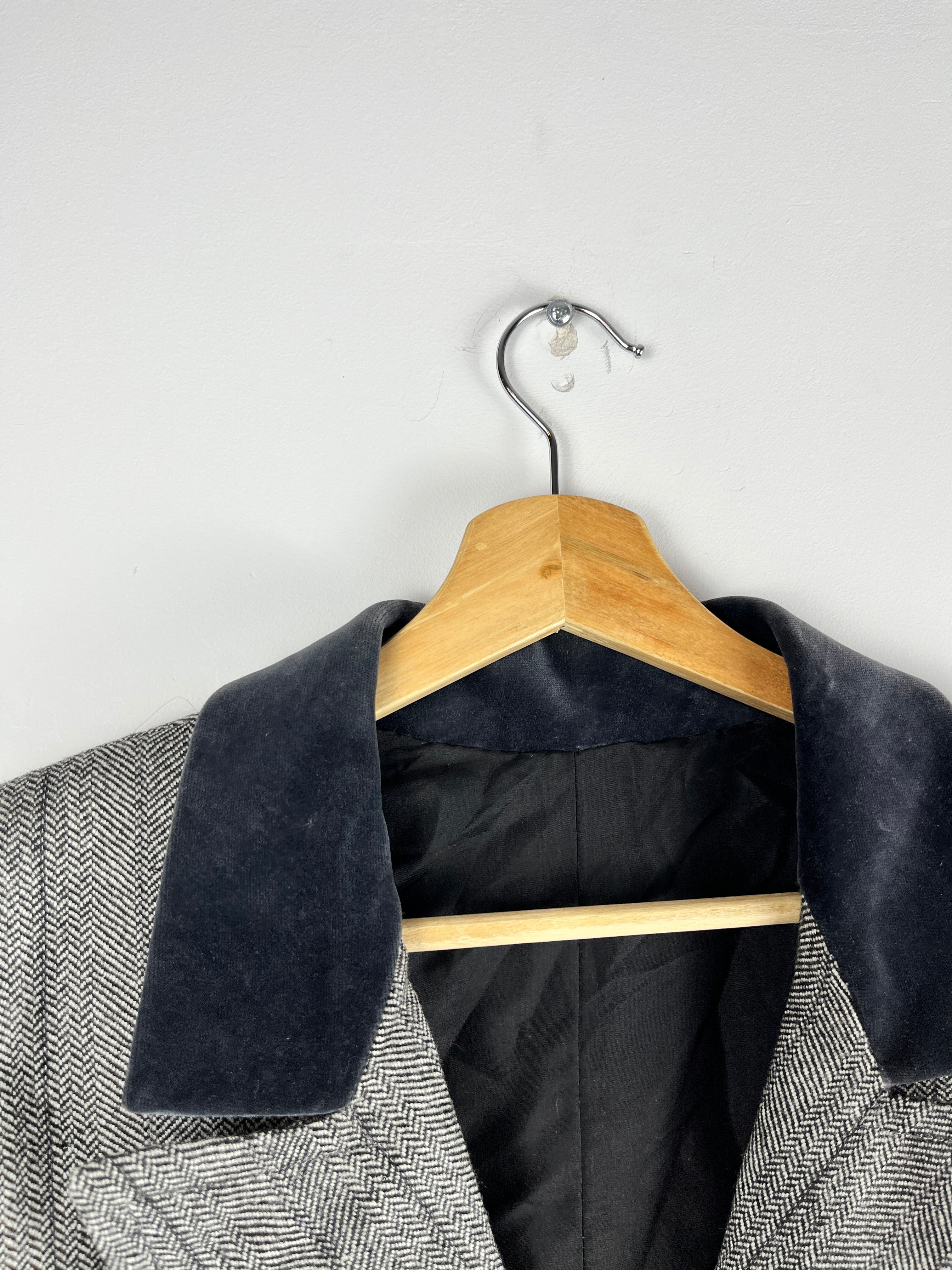 Vintage Herringbone Wool Blazer with Velvet Collar — Size M